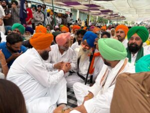 परविंदर सिंह झोटा के परिवार से मिले प्रताप बाजवा, जताया दुख; न्याय की मांग को लेकर बढ़ा दबाव